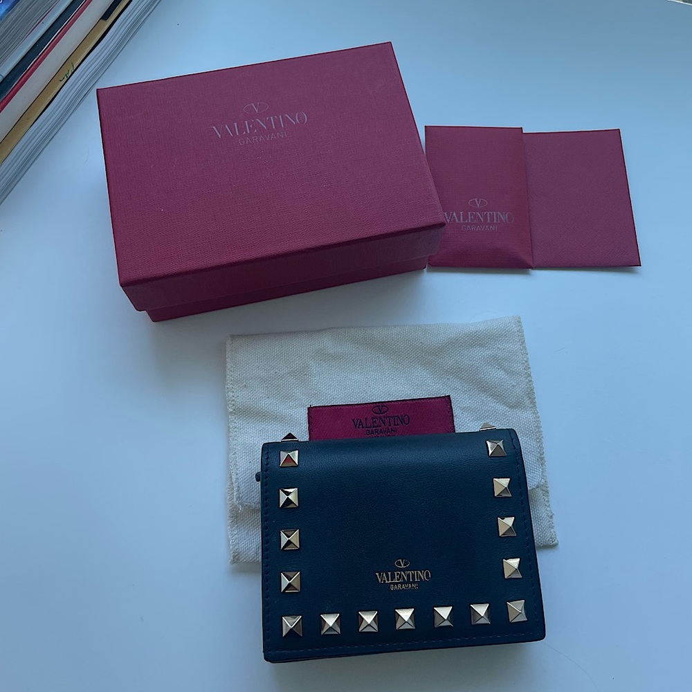 VALENTINO GARAVANI Garavani Bifold Wallet Black Gold Rockstud Studs w box, pouch